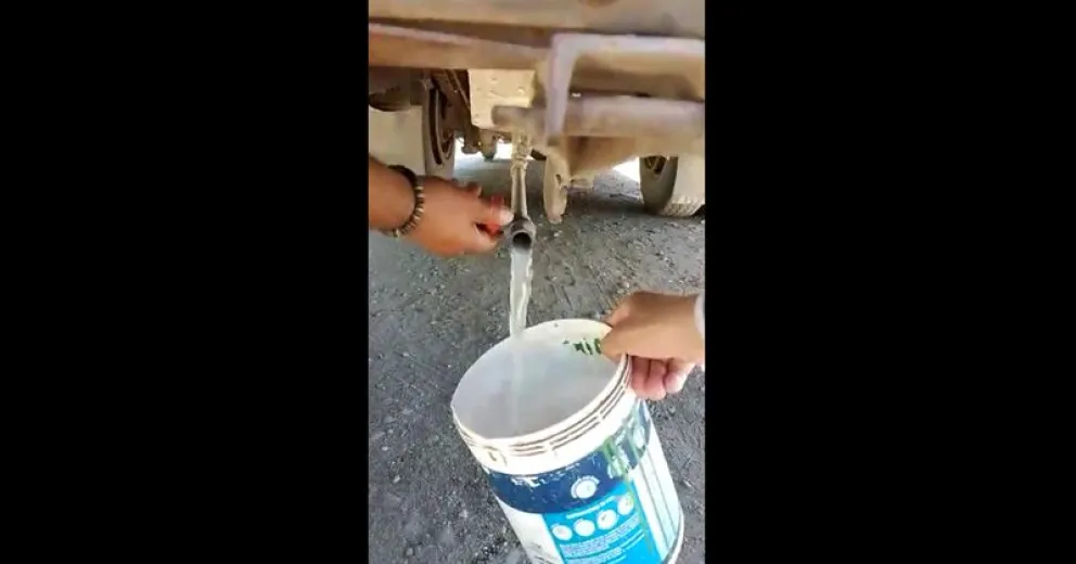Los propietarios del motorhome aseguran que era agua con jabón lo que cayó de la canilla
