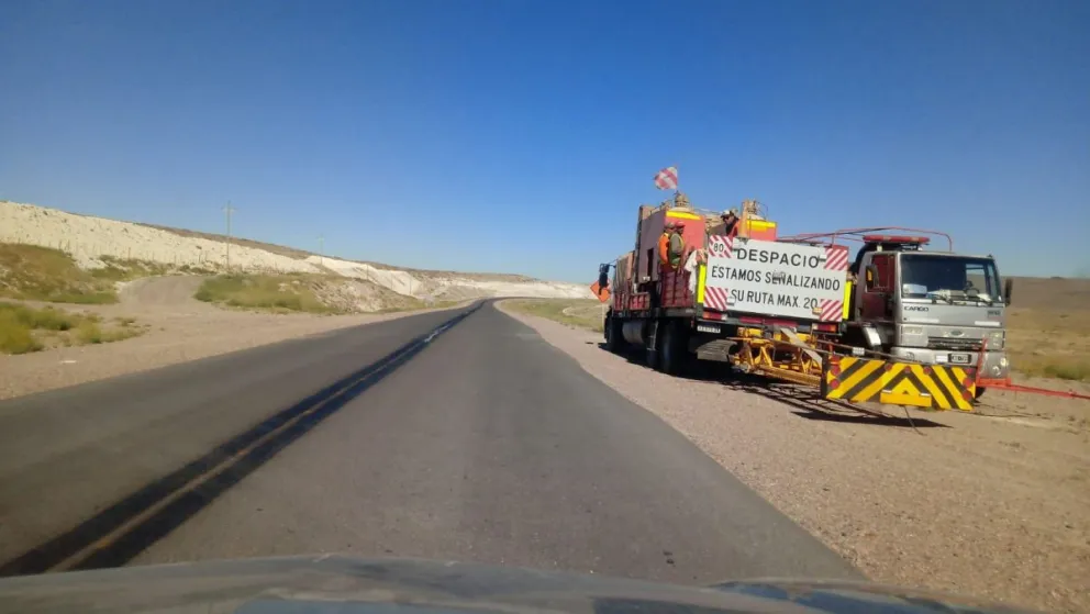 Maquinarias y personal vial está marcando la ruta 23 en las afueras de Jacobacci