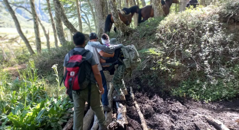 Rescatan a una mujer que se lesionó realizando trekking en el paso Vuriloche 