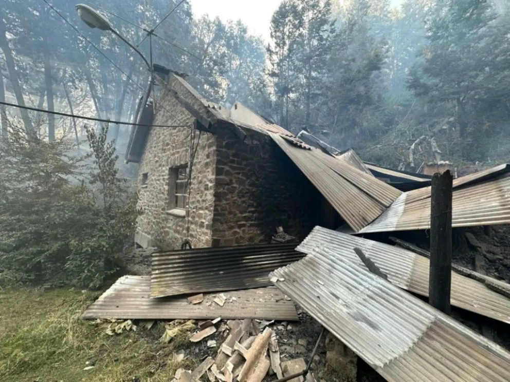 El fuego arrasó con diez viviendas en el incendio cerca del Parque Nacional Los Alerces