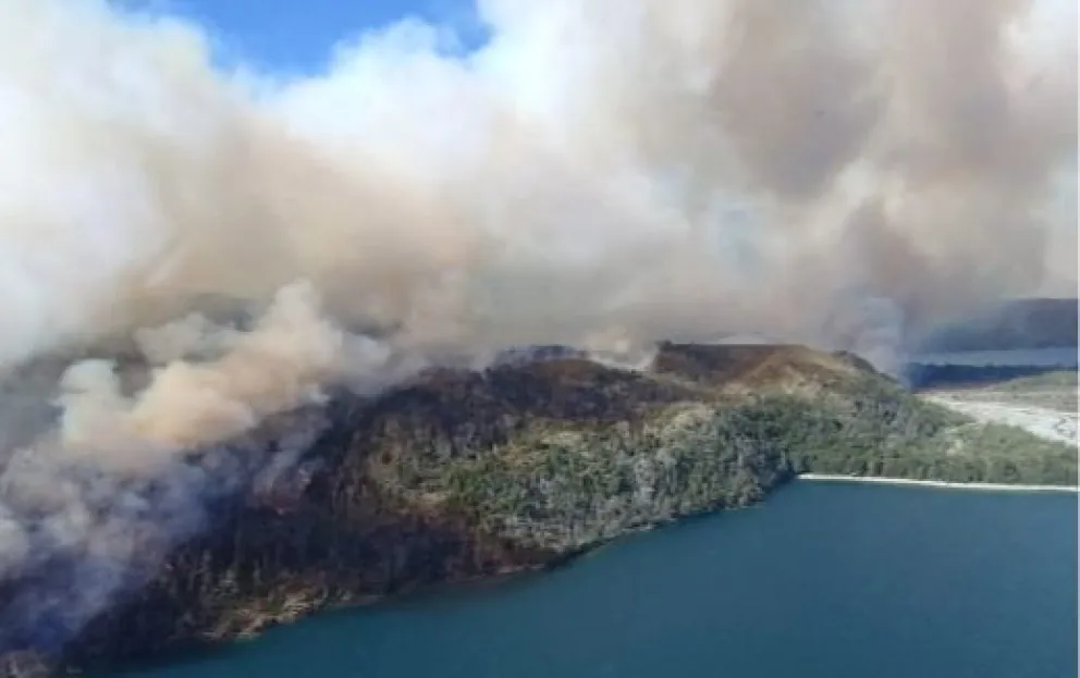 El incendio en lago Cholila ya afectó más de 500 hectáreas y permanece activo