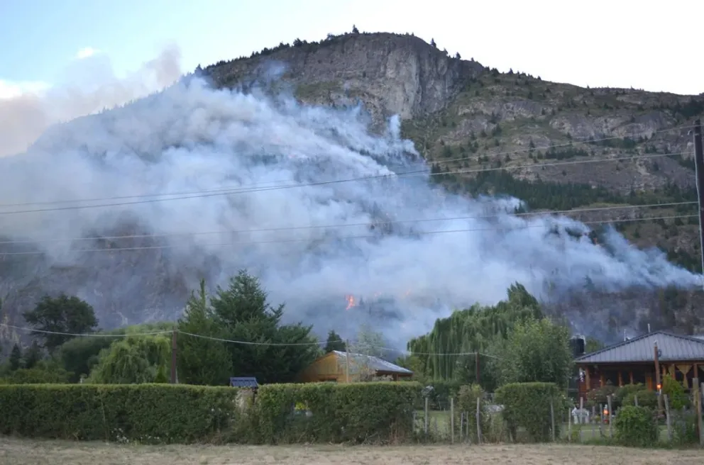 Lograron controlar incendio en el cerro Pirque y continúan los trabajos sobre el lago Cholila 