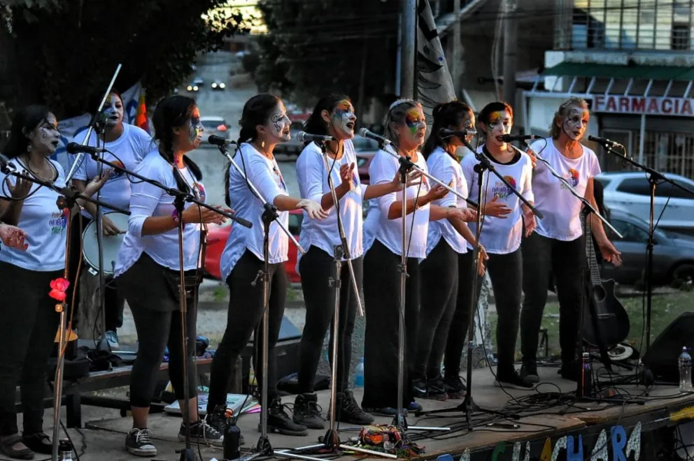 La murga Pura Cháchara cumplió cinco años y el festejo fue a lo grande