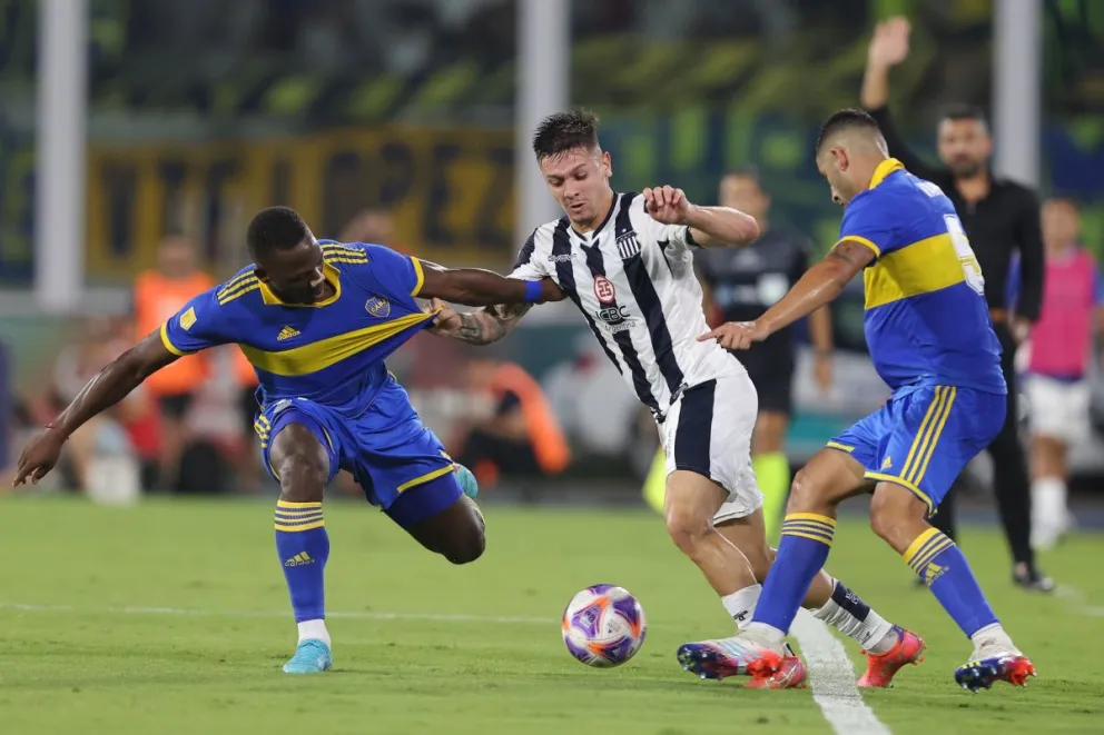 Talleres fue más que Boca en un partido muy duro. Ganó pero sufrió en el final 