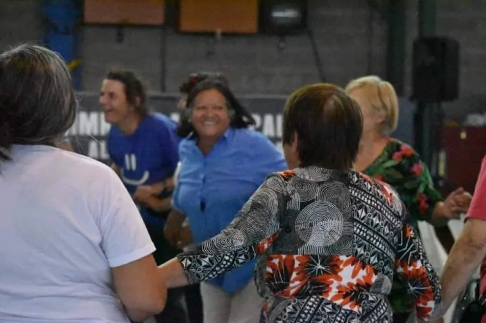 Juegos y baile en una nueva jornada de personas adultas mayores