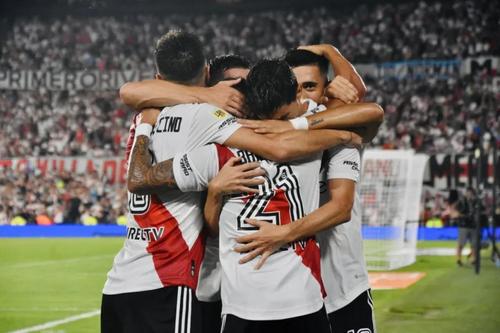 Con dos penales, River lo dio vuelta y se quedó con los tres puntos en su casa