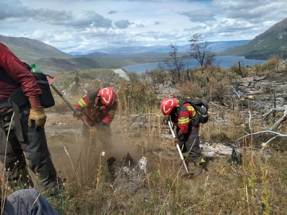 Lograron contener el incendio en lago Cholila después de siete días 