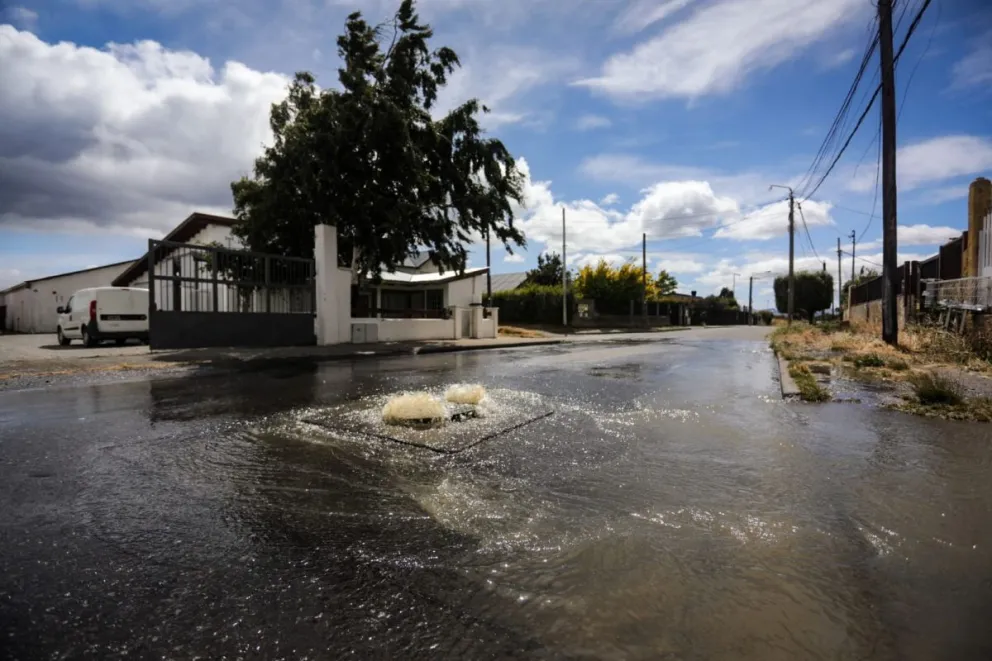 Aguas cloacales inundan las calles en el Ñireco Norte 