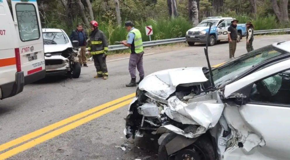 Cuatro personas heridas tras choque frontal en la ruta Siete Lagos