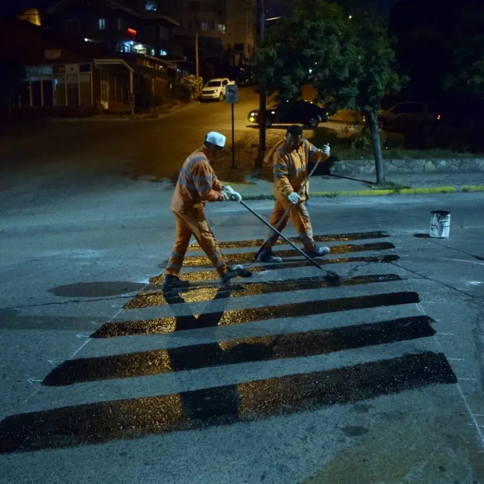 Siguen los trabajos sobre sendas peatonales después de las diez de la noche en la ciudad 