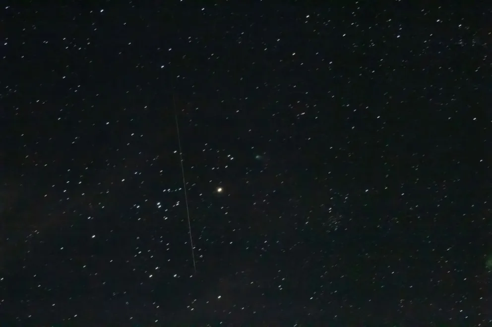Por el cielo barilochense pasó un cometa y se vio la caída de un meteorito