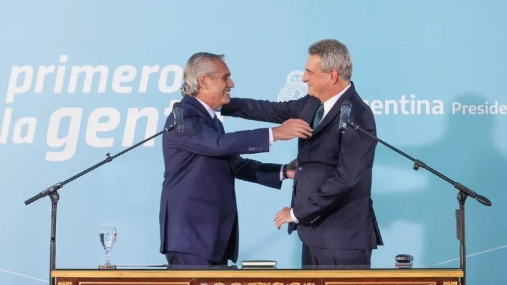 Alberto Fernández le tomó juramento a Agustín Rossi como Jefe de Gabinete