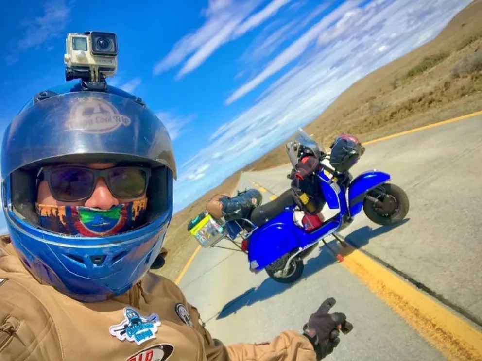 Recorrió siete países en su moto y le robaron todo mientras estaba alojado al lado de una iglesia 