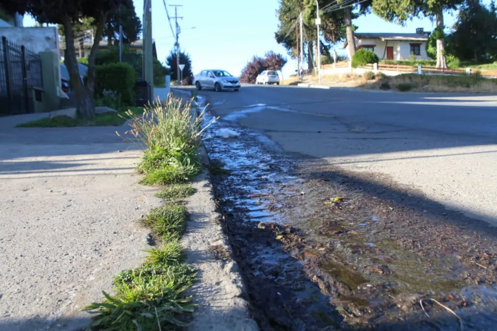 En medio de la problemática del agua, una pérdida lleva más de tres meses en la zona de barrio Lera