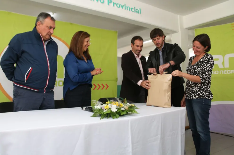 Se realizó la apertura de sobres para colector cloacal en el predio de la UNRN en el este