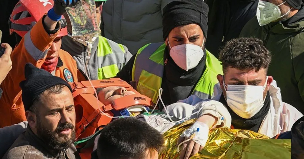 Turquía: hallan y rescatan con vida a una adolescente que pasó 11 días bajo los escombros de un edificio