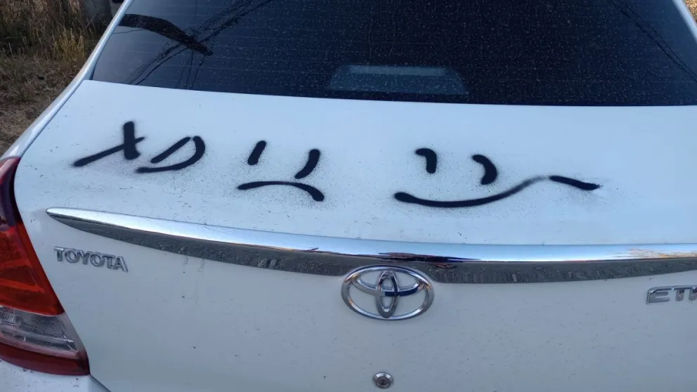En Las Victorias, vándalos hicieron pintadas en vehículos y rompieron vidrios de la escuela