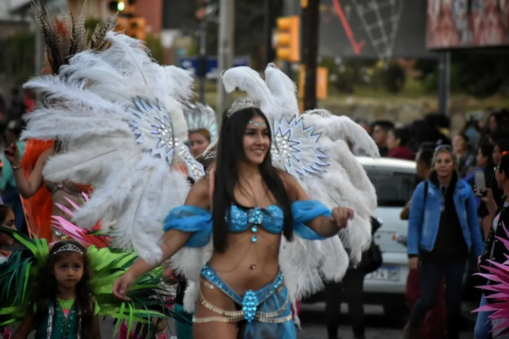 Este sábado volvió a verse el color y el ritmo del carnaval en Bariloche 