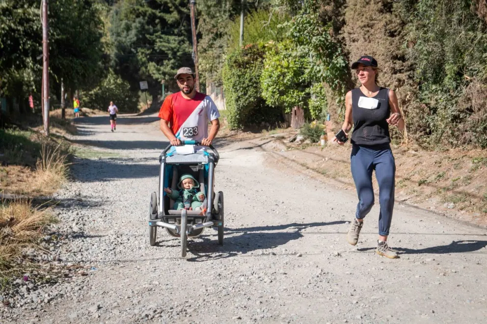 Una pareja participó de la competencia deportiva con su bebé
