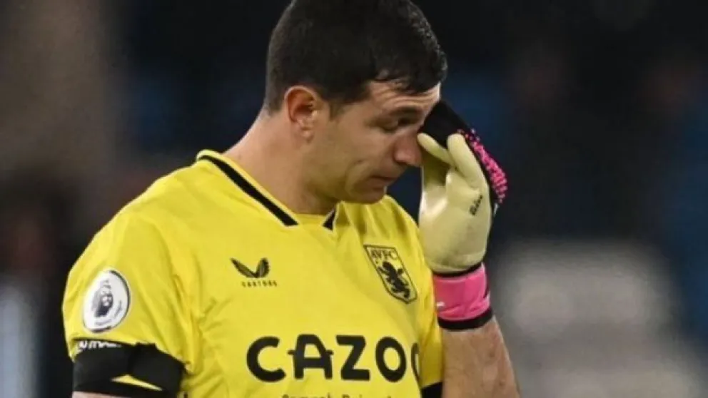 Blooper y gol en contra del Dibu Martínez en la derrota de su equipo