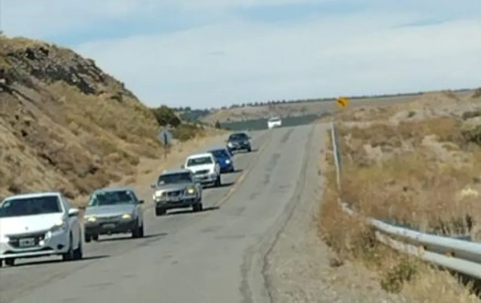 Largas filas de autos en la Ruta 237 por el fin de semana XXL