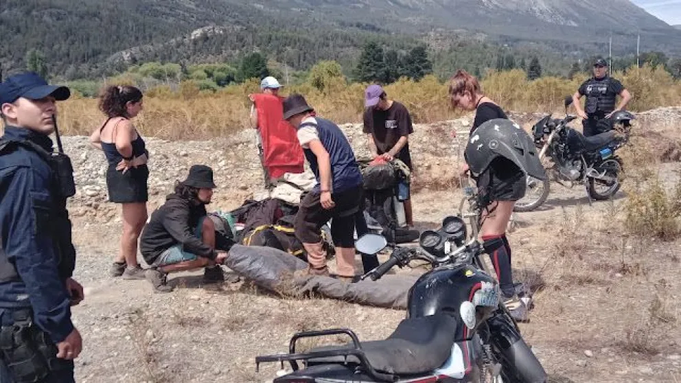 Detuvieron a un grupo de mochileros chilenos por acampar en la cancha de rugby