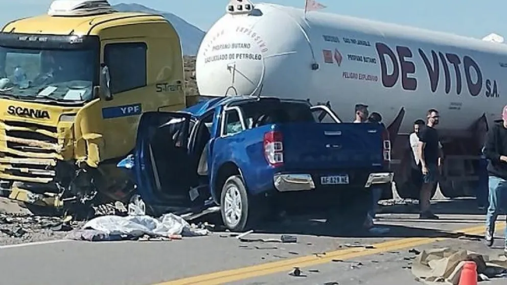 Fatalidad en la ruta 40: dos nenas murieron tras chocar de frente una camioneta y un camión