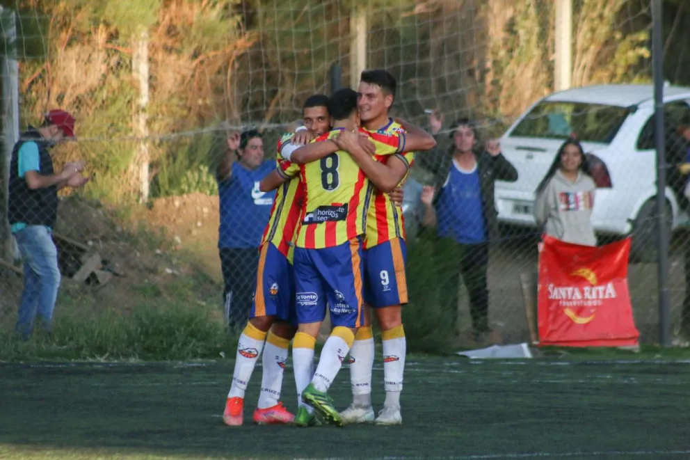 Hora de semifinales en el fútbol barilochense