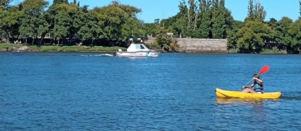 Aún no hay ninguna denuncia de desaparición para vincularla con la mujer que habría caído al río
