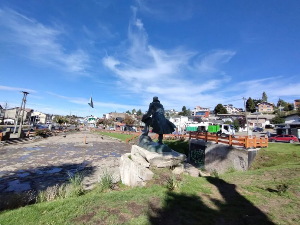 Desborde cloacal inundó la plaza Perito Moreno