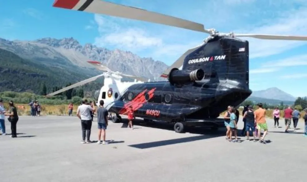 El helicóptero Chinook se sumó al combate del incendio en Epuyén