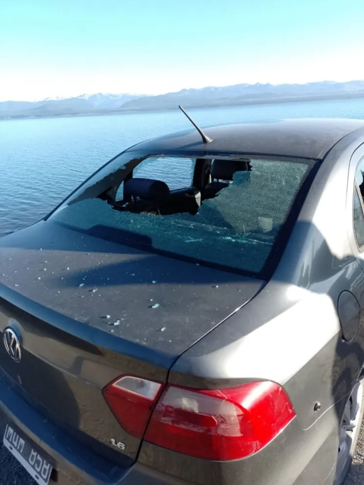Destruyeron los vidrios de un auto estacionado en la Costanera