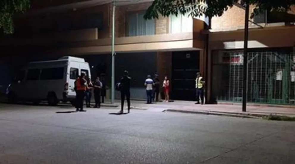 Una joven caminó por la cornisa de su edificio para cumplir un desafío, se cayó y está grave