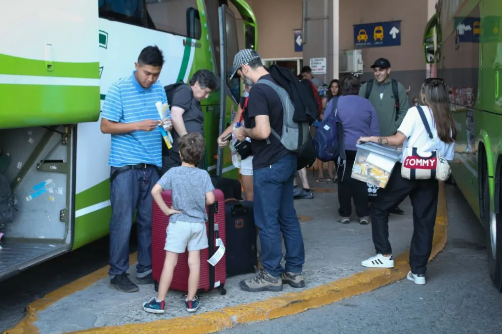 Por la elevada demanda debieron duplicar las frecuencias de colectivos entre Bariloche y Bolsón