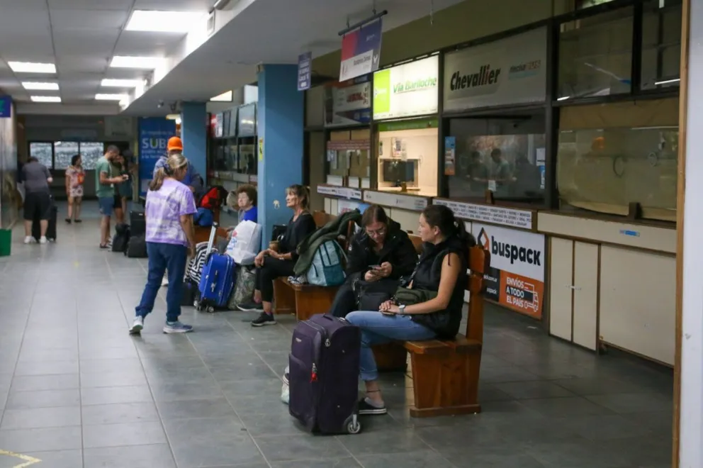 Refaccionan baños y pasillos de la terminal de Bariloche