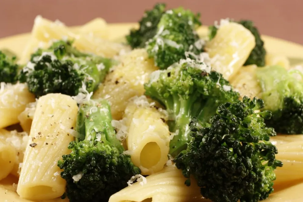 Un almuerzo sencillo y rico: fideos con queso, brócoli y ajo