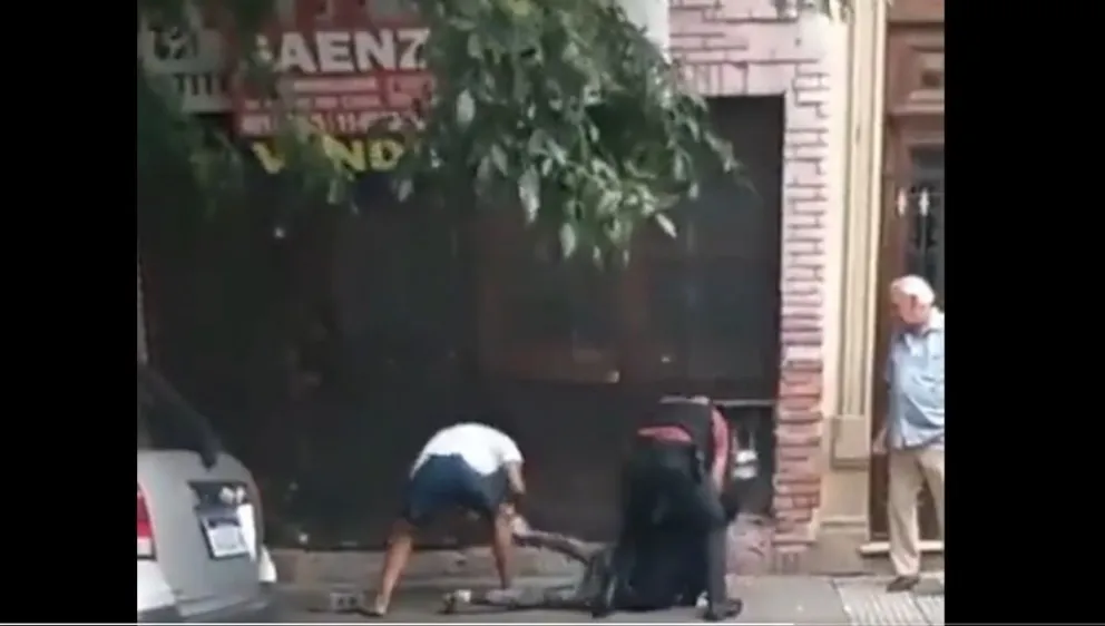 Video: le robaron las zapatillas mientras era reducido por la policía 