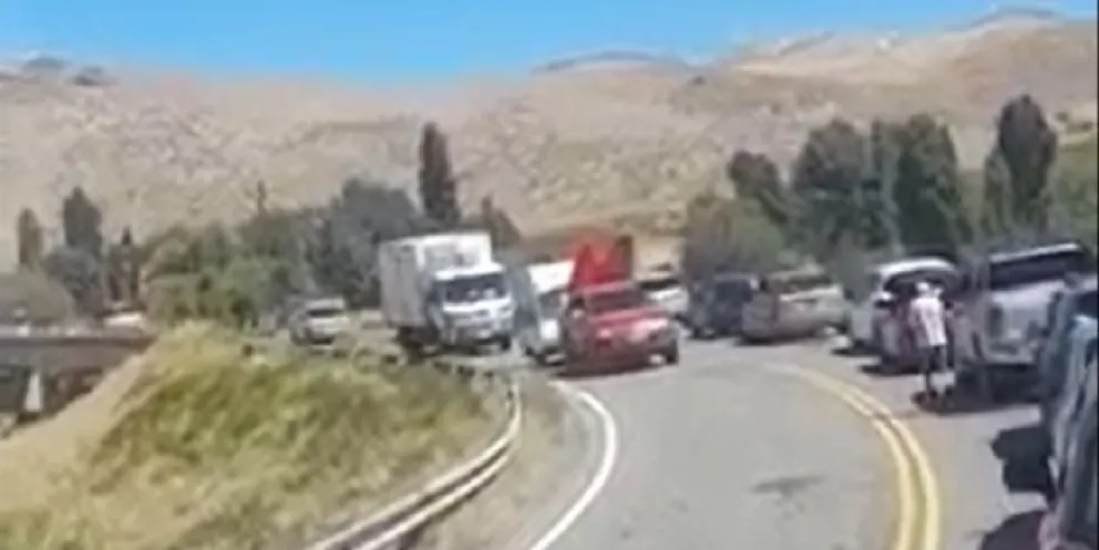 El puente de La Rinconada colapsado por la gran cantidad de autos en el fin de semana largo