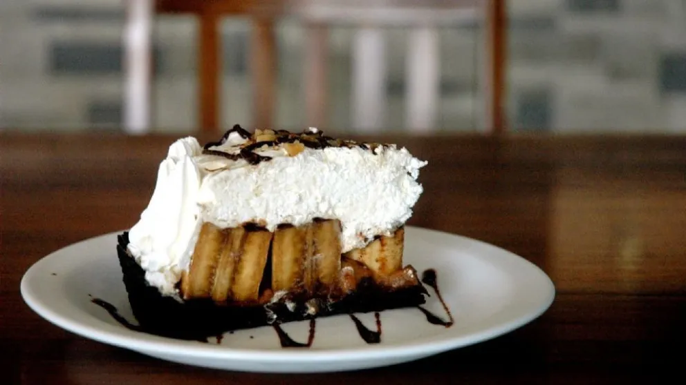 Cómo hacer una torta de chocolate, bananas y merengue, ¡sin horno!