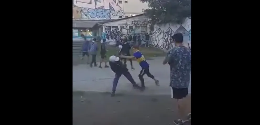 Adolescentes se juntan en el Anfiteatro para pelear y otros alientan desde las tribunas