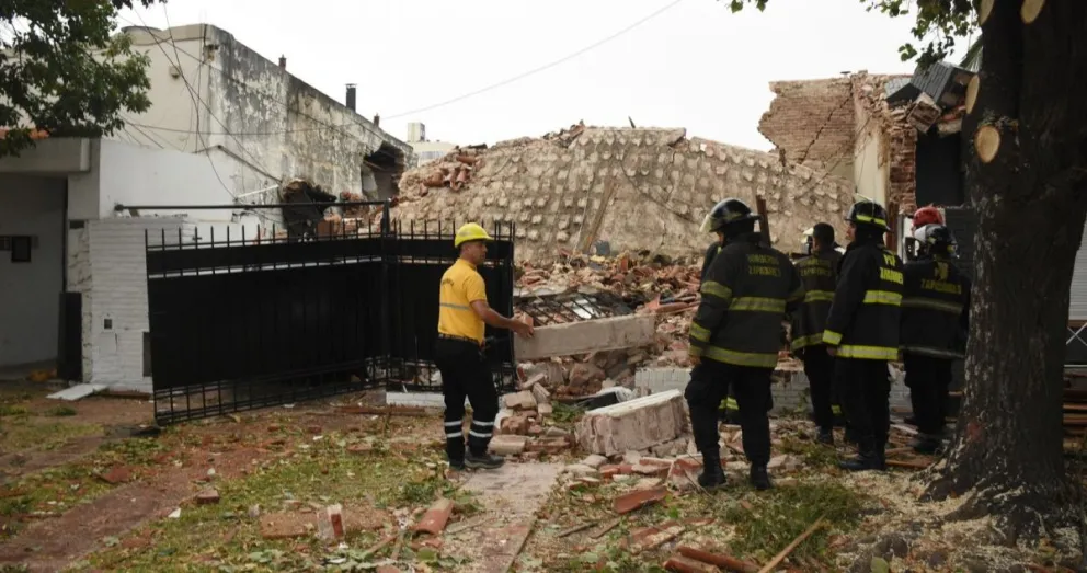 Se salvaron de milagro: regresaban de vacaciones, encendieron la luz y explotó la casa por una pérdida de gas
