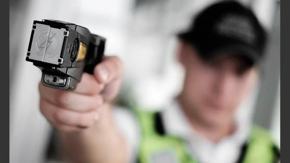 El Gobierno anunció la compra de 100 pistolas Taser: quiénes las usarán y cómo funcionan