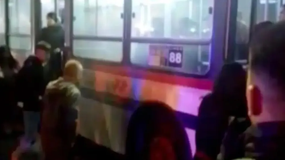 Video: penitenciario en estado de ebriedad subió a un colectivo y empezó a los tiros