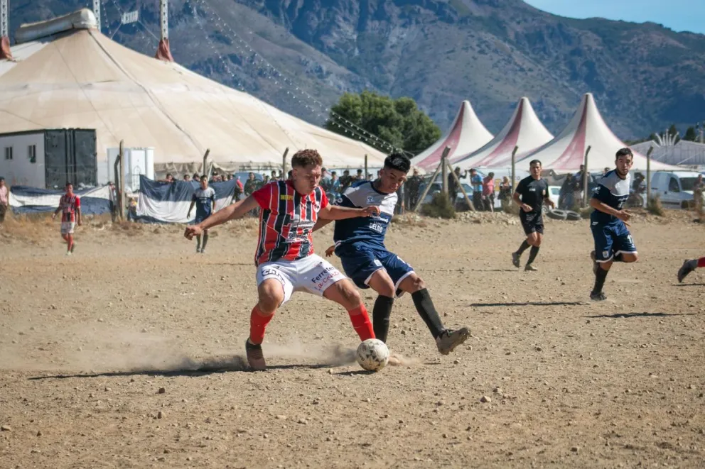 Duelo de punteros en el fútbol doméstico