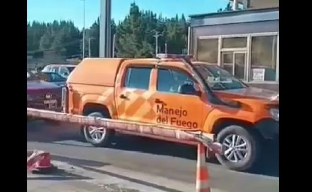 Un peaje chileno les quiso cobrar a los brigadistas argentinos que combaten los incendios en Bíobio