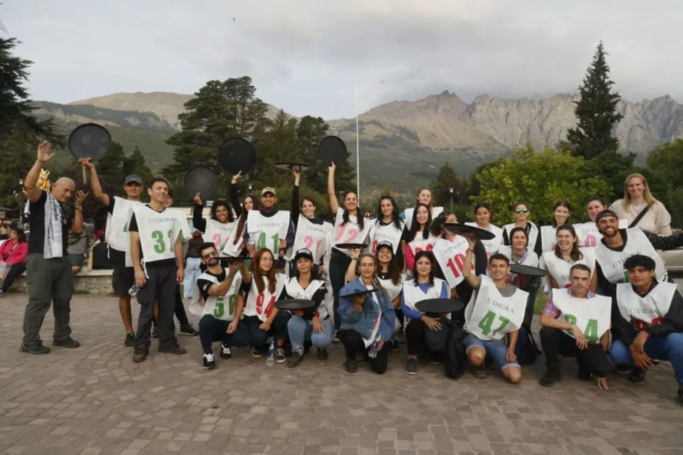UTHGRA realizó la Carrera de Mozos y Camareras en El Bolsón y en La Angostura