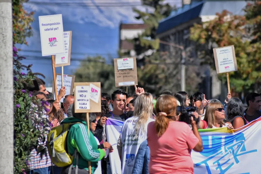 Docentes se movilizaron para hacer escuchar sus reclamos 