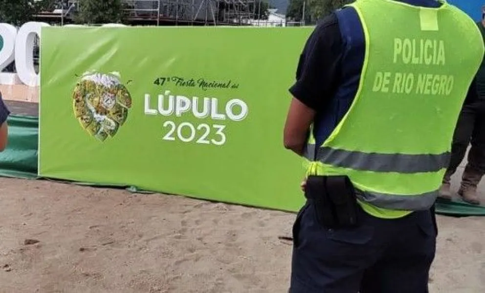Grave denuncia hacia la policía por abuso de autoridad contra una mujer en la Fiesta del Lúpulo