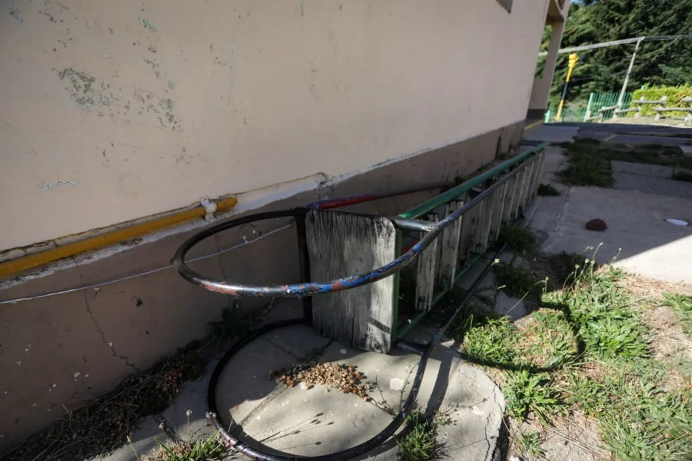 Tiene mas de 100 años y subsisten problemas con el agua y el gas