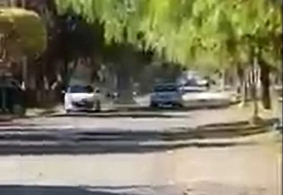 Increíble persecución: entraron a robarle, los persiguió y los chocó con su auto para detenerlos